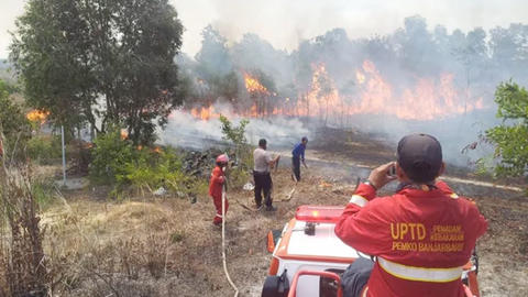 Indonesian firefighters in Borneo