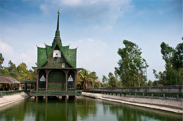 Wat Lan Kuad, or “the Temple of a Million Bottles."